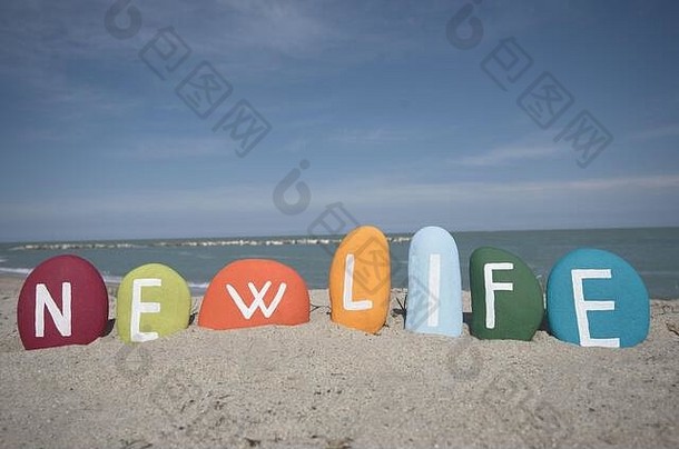 《海滩上的新生活》由多色石刻字母组成