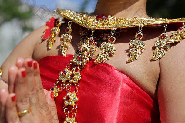 在索非亚举行的泰国文化日活动中，一名女表演者正在展示泰国传统服装和珠宝。