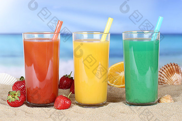 夏日海滩上的水果冰沙橙汁
