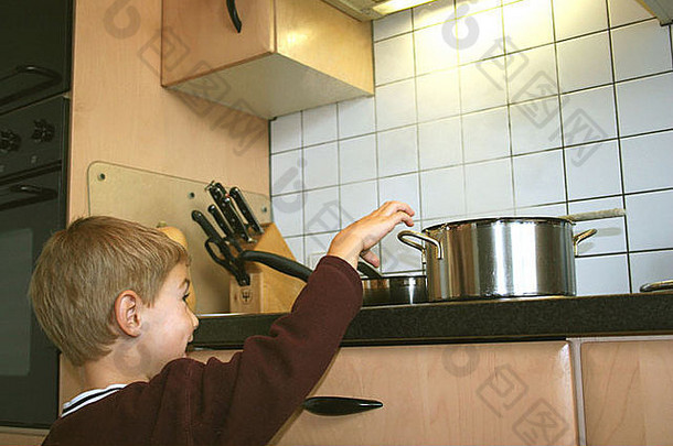 厨房里拿着锅的孩子