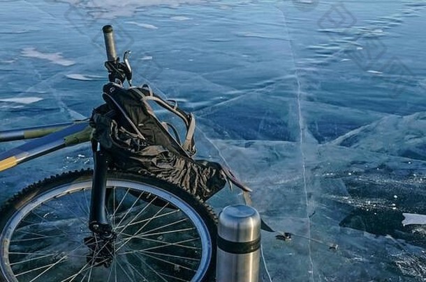男人。自行车冰美丽的冰