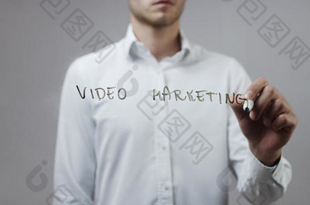 视频营销，男人在玻璃上写字