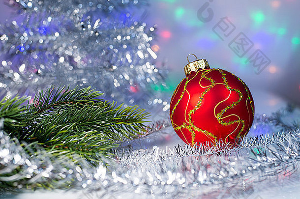 背景灯上的红色圣诞球和树枝装饰