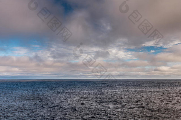 <strong>塔斯</strong>曼海<strong>澳大利亚</strong>3月较低的照片黑暗蓝色的海低挂棕色（的）更高的浮动白色云蓝色的补丁