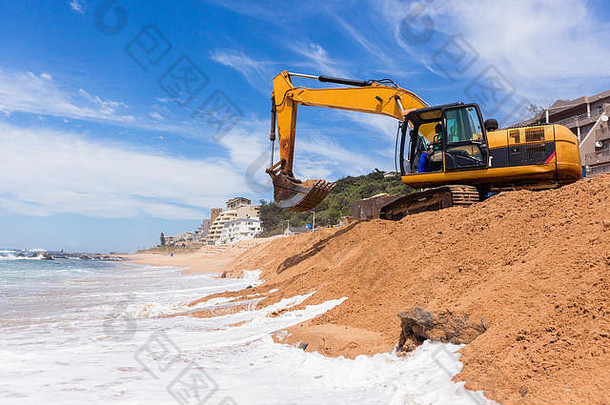 <strong>建设</strong>挖掘机机器<strong>海滩</strong>水行海岸线建筑维修沙袋缓冲沙子沙丘保护路海洋风暴