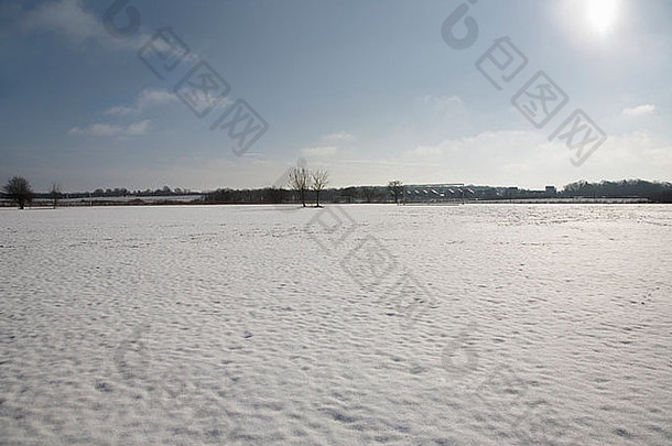 冬天雪场景显示雪覆盖体育场足球目标的帖子背景