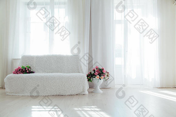 白色的房间里有一张白色的带花的沙发