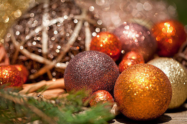橙色和棕色天然木材制成的闪闪发光的圣诞装饰特写