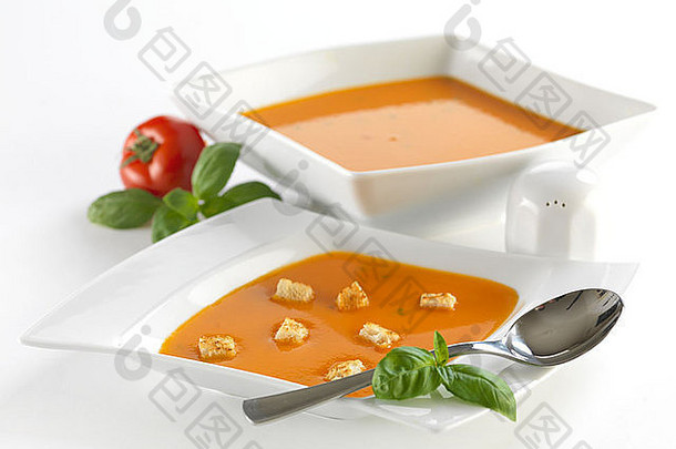 美味的罗勒番茄汤。冷热均可食用。这张照片是在照相馆拍的。非常适合制作菜单卡！