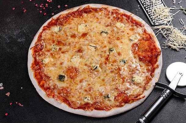 美味的新鲜烤制披萨四块奶酪放在舒适的餐厅餐桌上