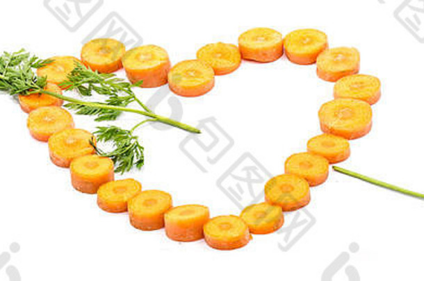 一组切成圆形的橙色胡萝卜，呈心形，绿色的叶子呈箭头状，孤立在白色背景上