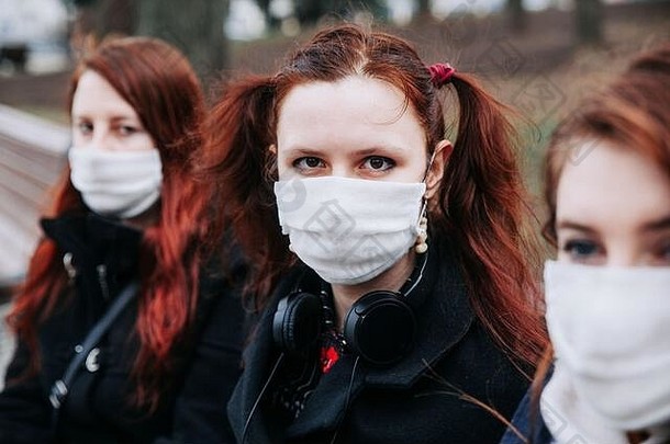 戴口罩以防污染或疾病的妇女