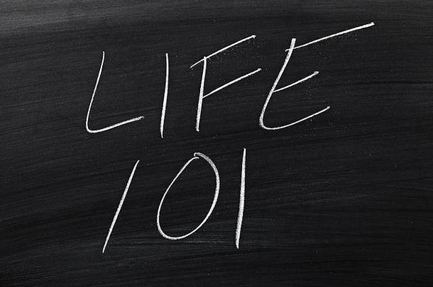 黑板上用粉笔写着“生命101”