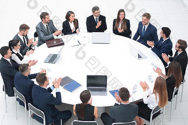 在会议室会见业务伙伴。