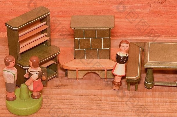女孩的老式玩具。木制复古玩具。玩具柜和玩具壁炉。木制人偶。