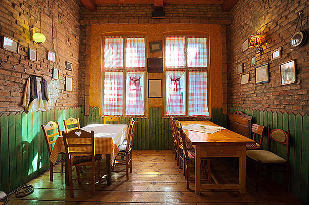 一家老酒馆的内部，传统的塞尔维亚风格，纪念品和古老的木制家具。