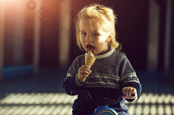 穿<strong>毛衣</strong>的小<strong>男孩</strong>在吃冰淇淋，孩子