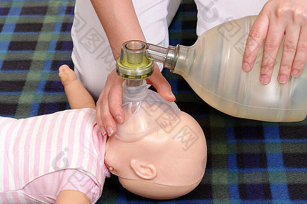 援助教练展示人工呼吸呼吸器婴儿幻影