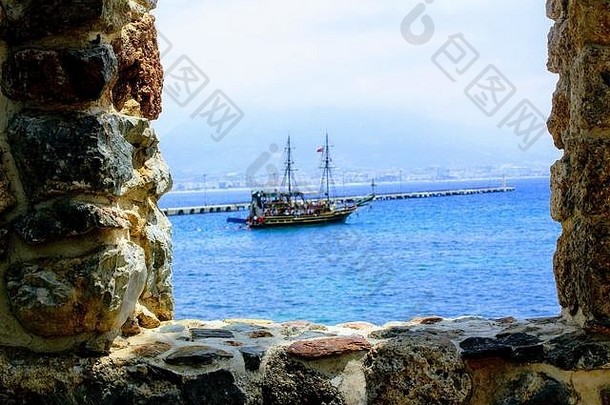 2017年7月，一艘游艇穿过堡垒墙（土耳其安塔利亚）的漏洞进行海上游览。