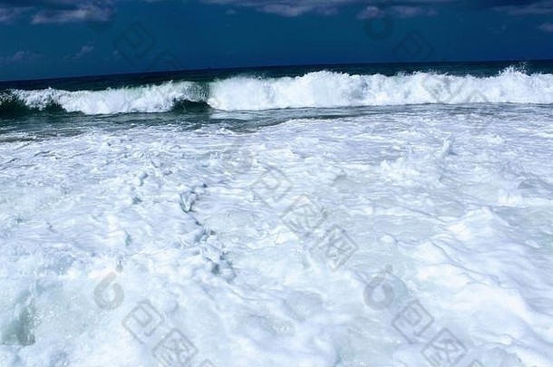 地中海的波涛滚滚上岸（土耳其阿兰亚）。
