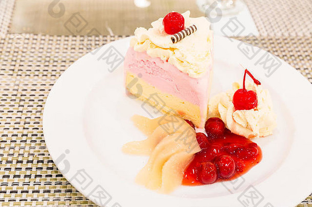 草莓水果冰淇淋蛋糕