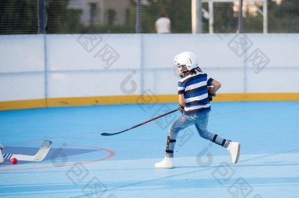 孩子们玩场hockeyball操场上