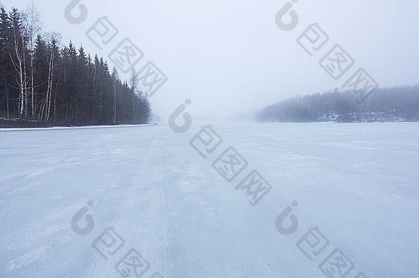 浓雾笼罩着冰冻的湖景