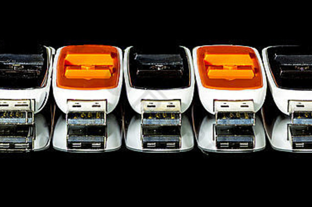 USB驱动器对齐且颜色不同