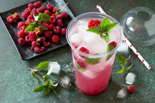 我经常喝酒。<strong>清爽夏日</strong>饮料，罗勒树莓，冰。以石头或石板灰为背景的健康冷饮杯。