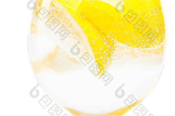玻璃杯里的柠檬
