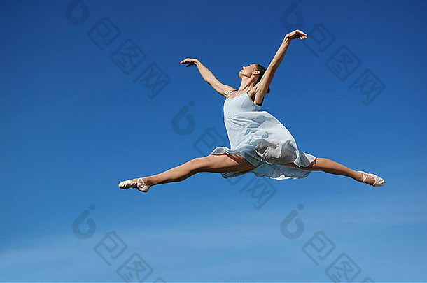 芭蕾舞女演员执行跳阳光明媚的一天
