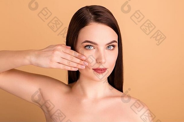 关闭照片梦幻介意女孩触摸手脸脸理想的完美的沙龙护肤品治疗治疗毕业舞会孤立的