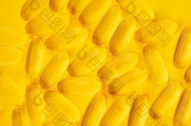 黄色背景上分离的欧米茄3鱼油补充产品胶囊的特写镜头。