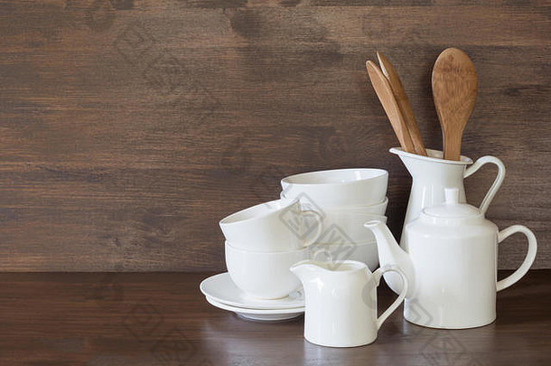 木制桌面上的陶器、陶器、白色器皿和其他不同的东西。厨房静物作为设计背景。空间。