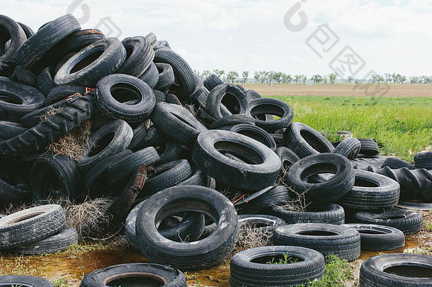 一堆废弃的汽车轮胎，远处的农田，堪萨斯州西马伦附近
