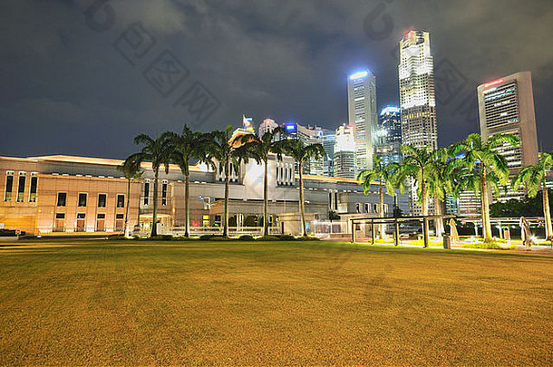 俯瞰中央商务区的新加坡议会大厦。