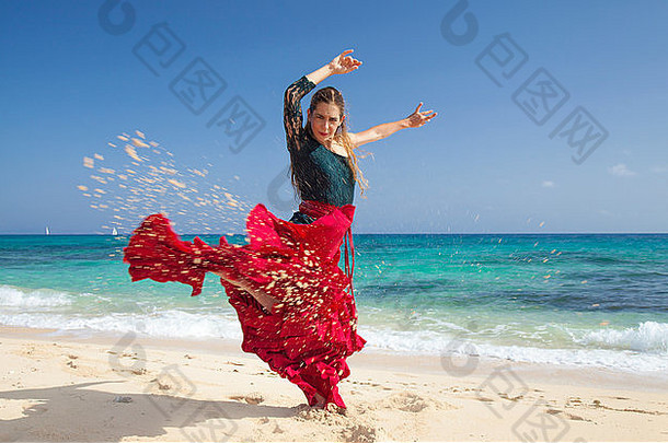 年轻的有吸引力的女人<strong>红色</strong>的绿色弗拉曼柯舞衣服海洋海岸