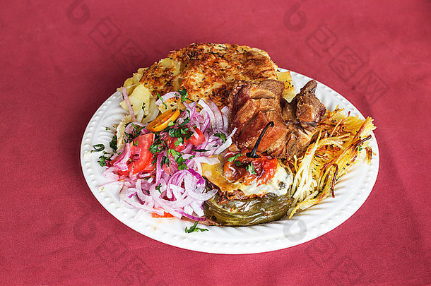 秘<strong>鲁菜</strong>：多布尔-阿雷基帕。油炸猪，碎土豆，罗科托。