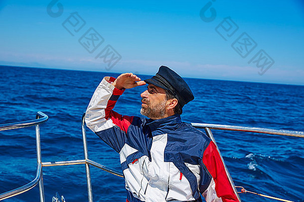 胡子水手在一艘船上航行，船长戴着帽子望着地平线