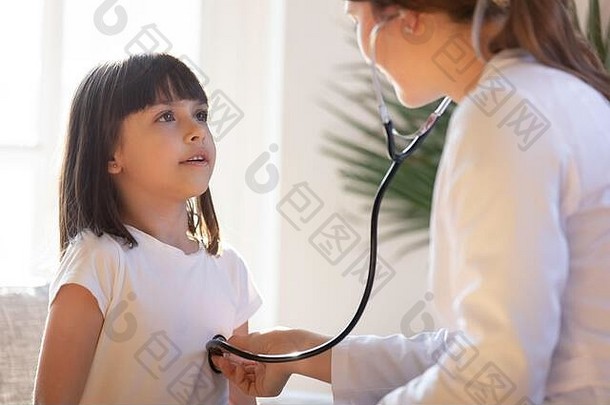 儿科医生用听诊器听孩子的肺音和心音