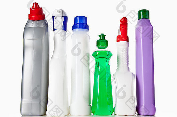 在白色背景上隔离带清洁用品的各种瓶子