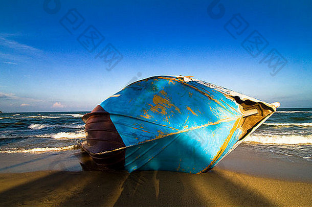 破碎的钓鱼船谎言美丽的乌普韦利海滩亭可马里