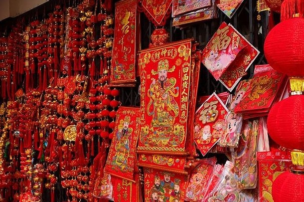 绣有财神布或财神爷图案，在汉语中看到的是祝福，意思是收到财富的丰收