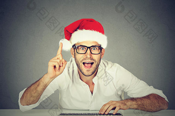 <strong>圣诞</strong>快乐，戴着红色<strong>圣诞</strong>老人帽子的男人在网上购物。假日<strong>圣诞</strong>节购物理念