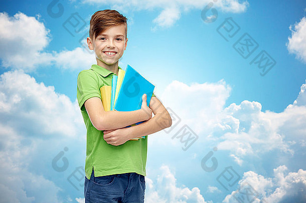 带文件夹和笔记本的快乐学生男孩