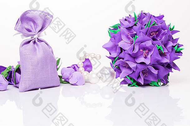 一束人造紫色花