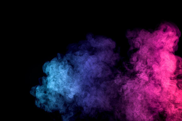 黑色孤立背景上浓浓的五颜六色的浓烟和粉红色。来自vape烟雾的背景