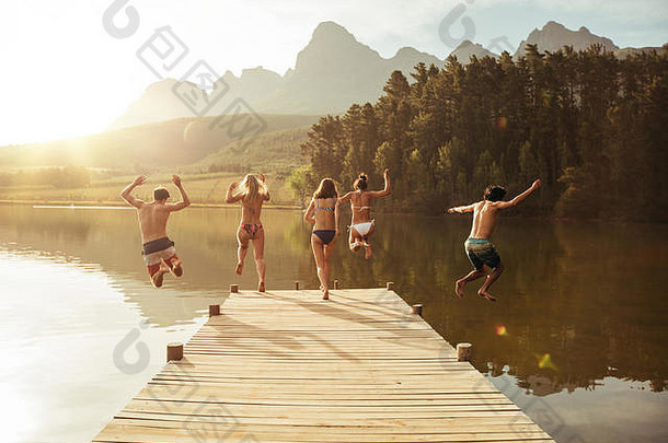 集团年轻的人跳水码头集团朋友跳码头湖阳光明媚的一天