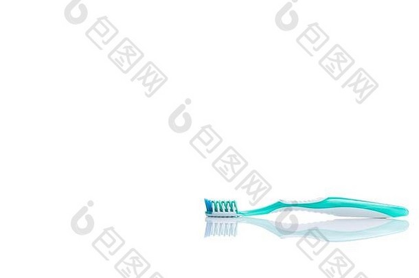 白色背景上隔离的蓝色牙刷。牙科护理