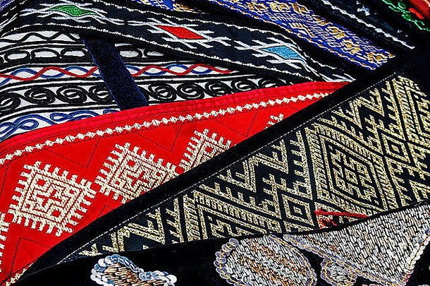材料采用罗马尼亚传统刺绣，来自<strong>全国各地</strong>。
